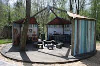 Camping Vliegenbos - Lagerfeuer und Außenküche auf dem Campingplatz