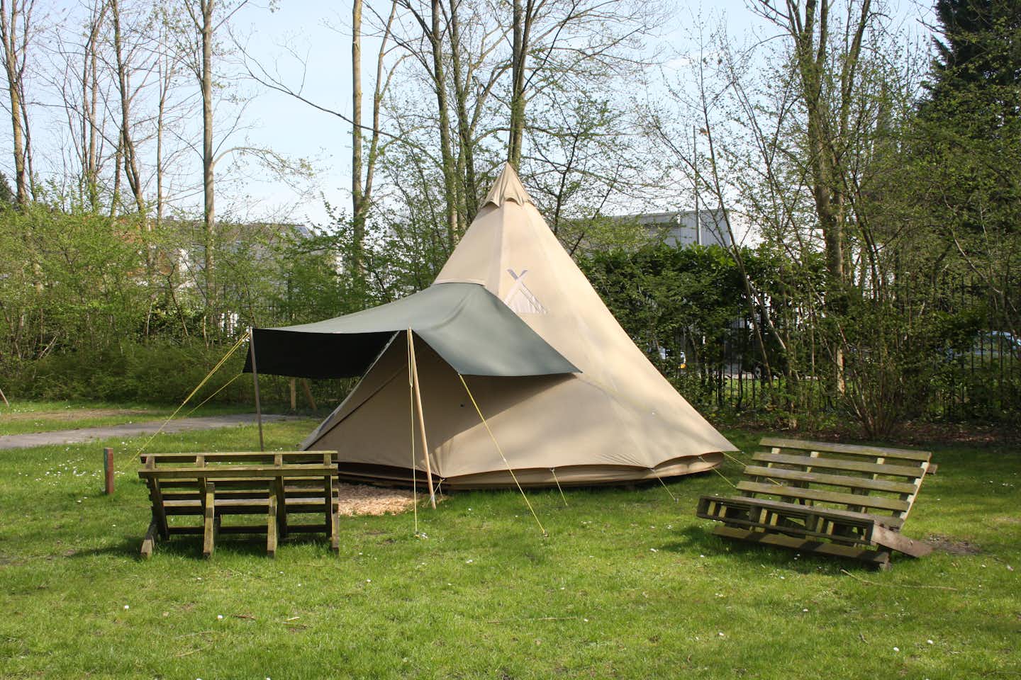 Camping Vliegenbos - Tipi-Zelte im Grünen auf dem Campingplatz