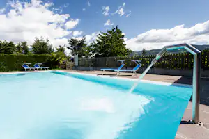Camping Völlan - Pool mit Liegestühlen auf dem Campingplatz