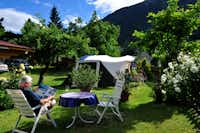Camping Völlan - Stellplätze auf dem Campingplatz vor dem ein Mann die Sonne genießt
