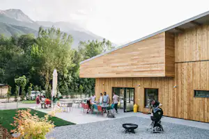 Camping Vogelsang - Camper auf der Terrasse vom Restaurant auf dem Campingplatz