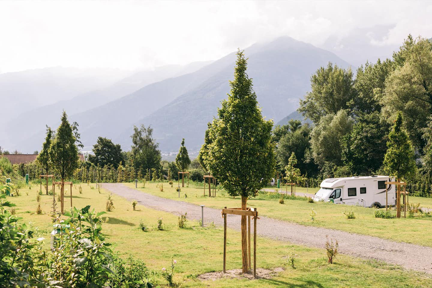 Camping Vogelsang  -  Wohnmobil auf dem Stellplatz vom Campingplatz mit Blick auf die Alpen