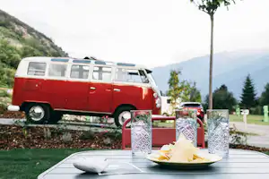 Camping Vogelsang - Picknicktisch auf dem Campingplatz in den Alpen