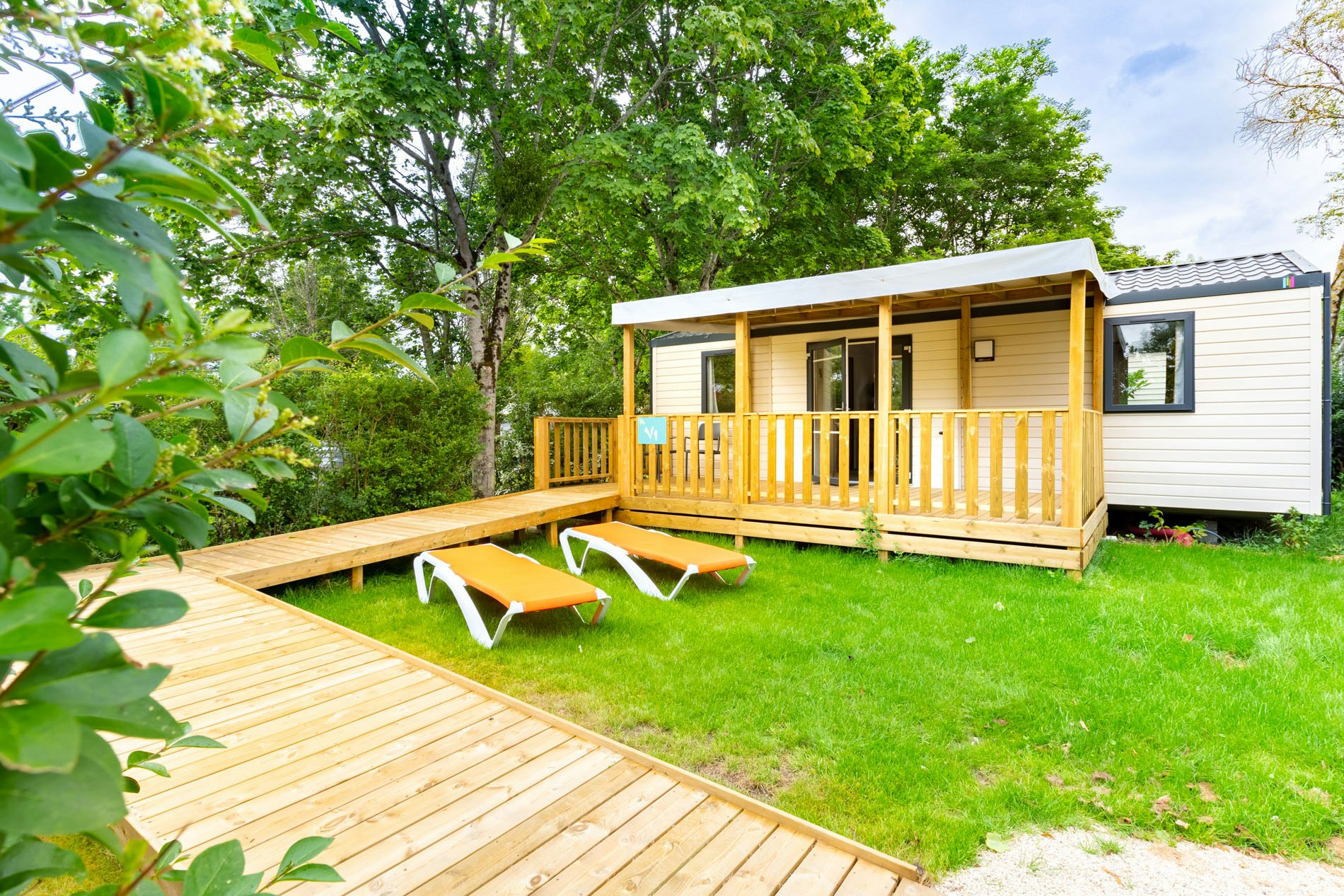 Yelloh! Village Les Voiles d'Anjou  Camping Voiles d'Anjou - Blick auf ein Mobilheim mit Terrasse auf dem Campingplatz