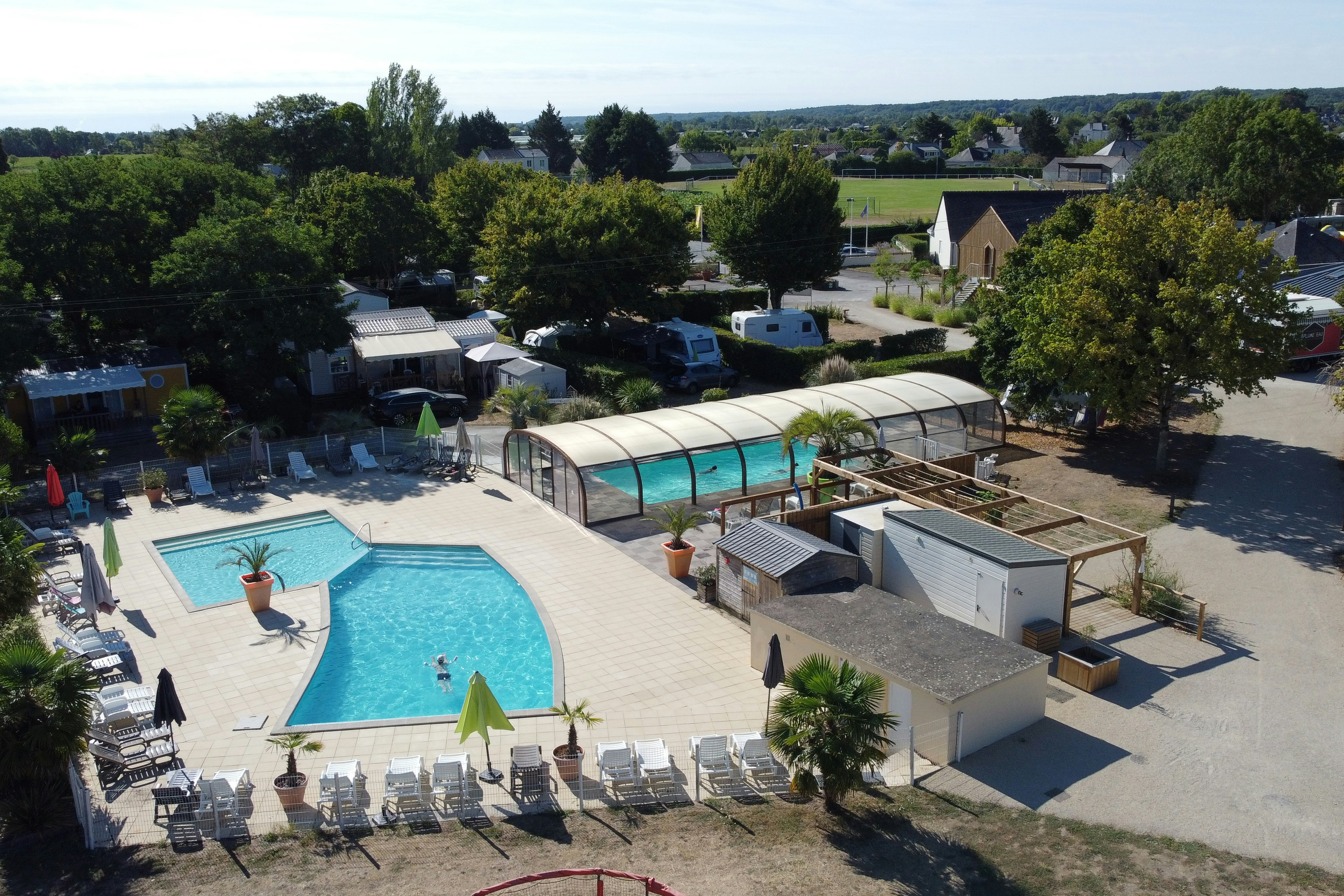 Yelloh! Village Les Voiles d'Anjou  Camping Voiles d'Anjou - Freibad mit mehreren Becken auf dem Campingplatz
