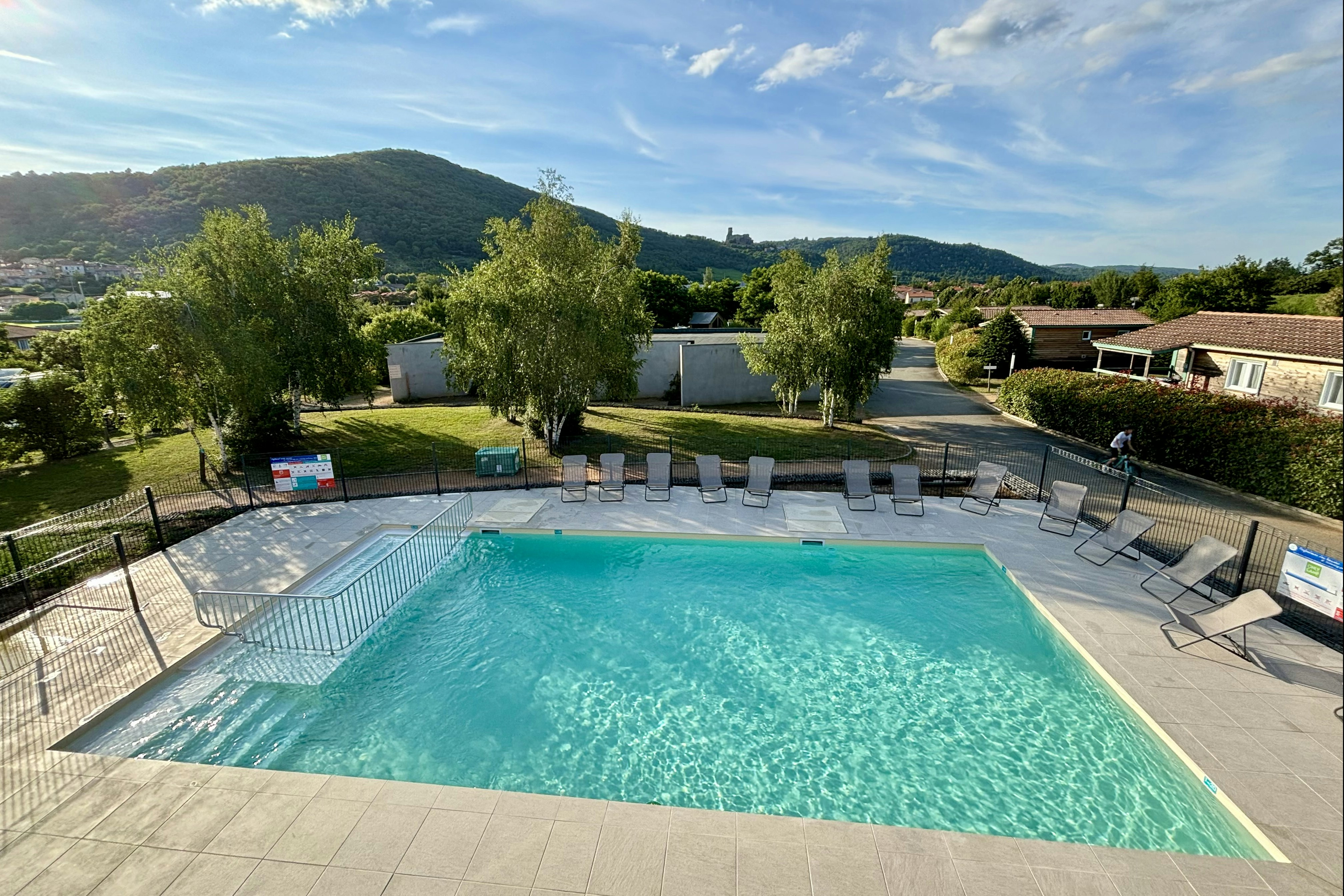 Onlycamp Volvic Pierre et Sources  Onlycamp Camping Pierre et Sources  - Pool im Freien mit Liegestühlen