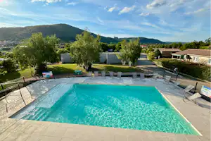 Onlycamp Volvic Pierre et Sources Onlycamp Camping Pierre et Sources - Pool im Freien mit Liegestühlen