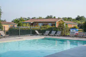 Onlycamp Volvic Pierre et Sources Onlycamp Camping Pierre et Sources - Blick auf das Freibad auf dem Campingplatz