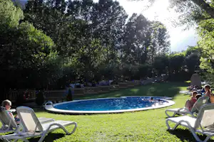 Camping Voraparc - Pool vom Campingplatz im Grünen mit Liegestühlen in der Sonne