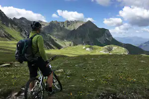Camping Voraparc - Camper mit Mountainbike vom Campingplatz