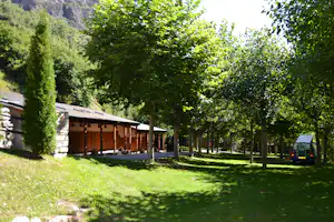 Camping Voraparc - Stellplatz vom Campingplatz am Sanitärgebäude vom Campingplatz