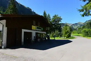 Camping Vorderboden - Rezeption vom Campingplatzumgeben von grünenvBergen