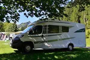 Camping Vorderboden - Wohnwagen auf dem Wohnwagenstellplatz vom Campingplatz im Grünen