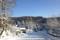 Die schneebedeckte Winterlandschaft des Camping Vossmecke in Winterberg im Sauerland