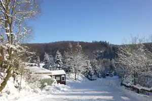 Die schneebedeckte Winterlandschaft des Camping Vossmecke in Winterberg im Sauerland