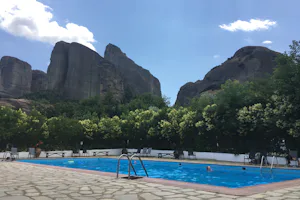 Camping Vrachos Kastráki - Poolbereich vom Campingplatz mit Blick auf Berge von Griechenland