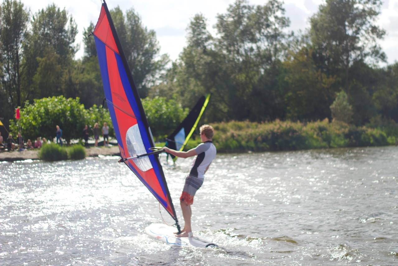 Camping Vrijhaven - Camper beim Surfen auf dem Campingplatz