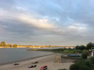Camping Waalstrand - Kinderspielplatz am Badestrand