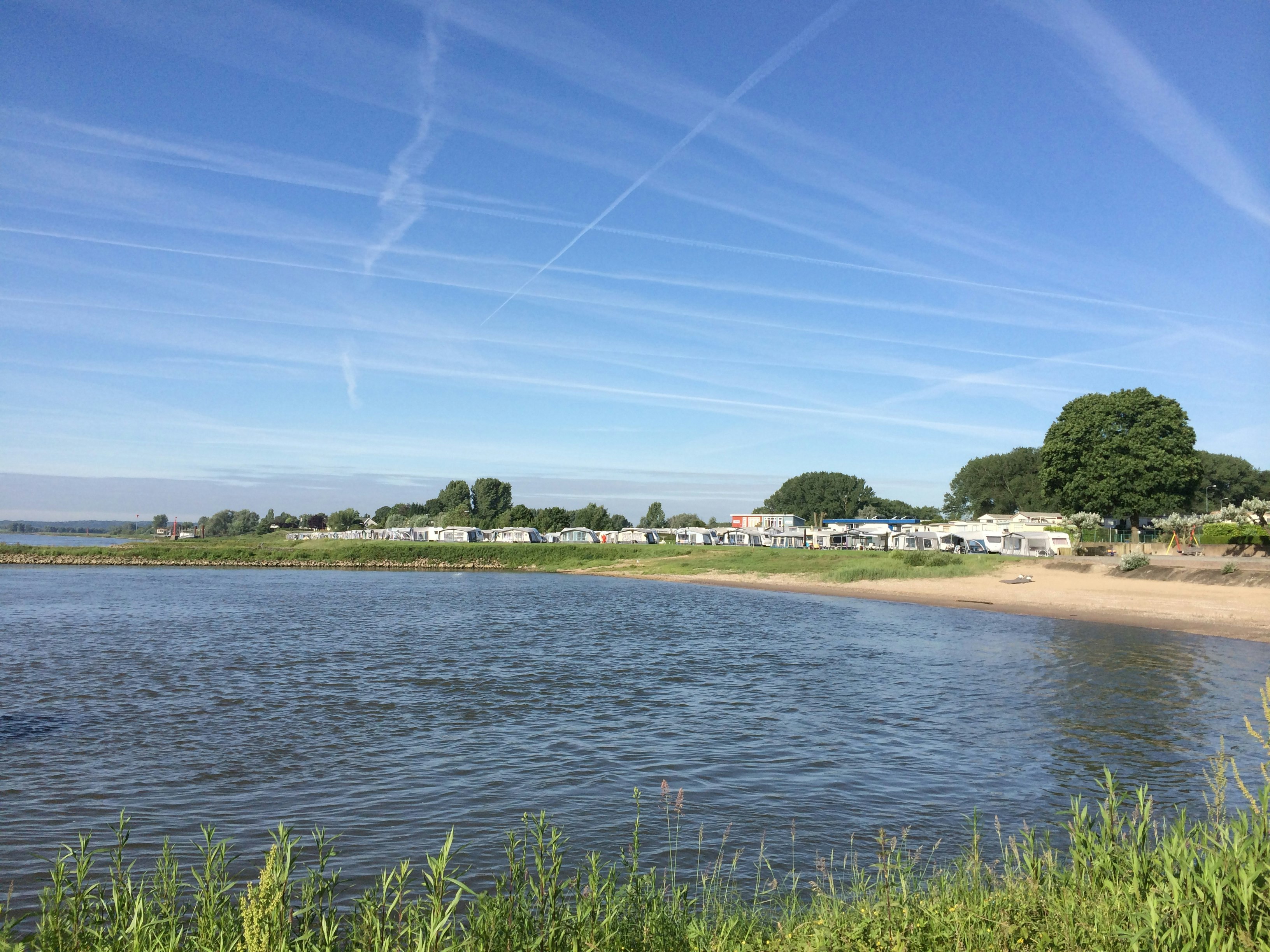 Camping Waalstrand - Standplätze am Badestrand
