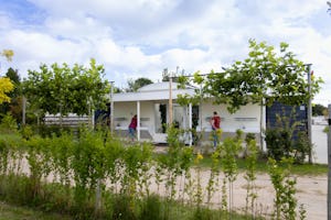 Camping Waddenzee - Blick auf das Sanitärgebäude auf dem Campingplatz