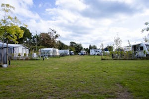 Camping Waddenzee - Wohnmobil- und Wohnwagenstandplätze auf der Wiese