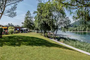 Camping Wagenhausen - Grünanlagen des Campingplatzes am Wasser