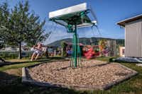 Camping Wagenhausen - Kind spielt auf dem Spielplatz des Campingplatzes 