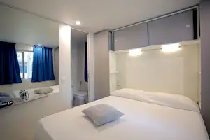 Camping Waikiki - Schlafbereich im Mobilheim