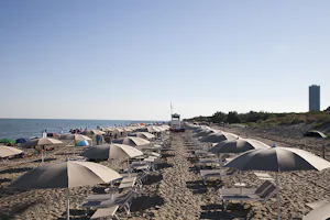 Camping Waikiki - Strand mit Sonnenschirmen und Liegestühlen am Campingplatz