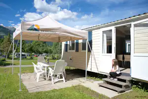 Camping am Waldbad - Mobilheim mit Terrasse auf dem Campingplatz
