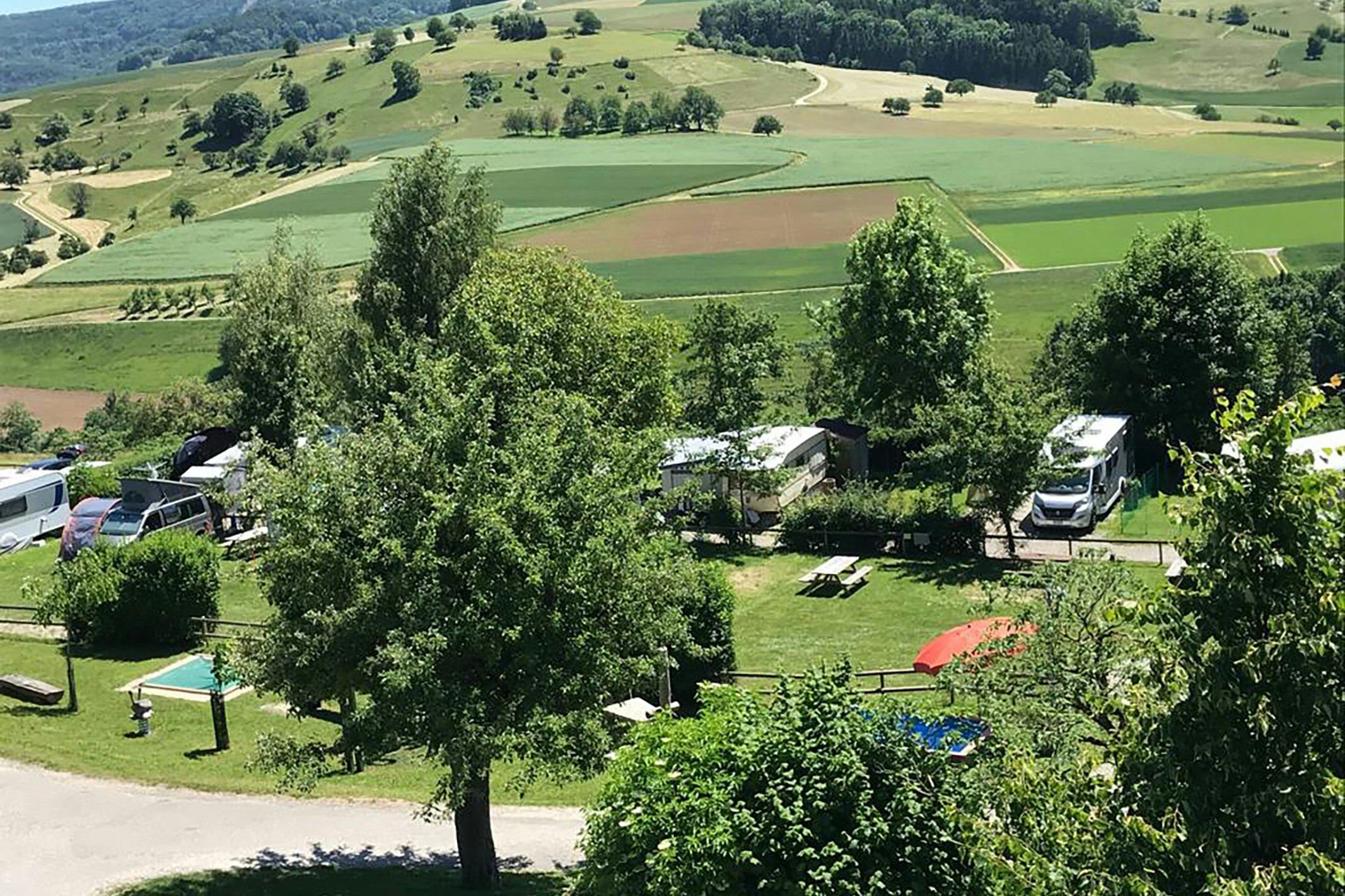 Camping Waldesruh - Blick auf die Stellplätze und die Wiese aus der Vogelperspektive