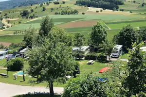 Camping Waldesruh - Blick auf die Stellplätze und die Wiese aus der Vogelperspektive