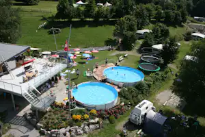 Camping Waldhof - Luftaufnahme vom Campingplatz mit Pool, Restaurant Terrasse und Wohnwagenstellplatz