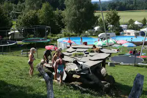 Camping Waldhof - Streichelzoo und Spielplatz vom Campingplatz mit Blick auf den Pool und den Wohnwagen- und Zeltstellplatz