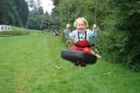 Camping Waldhof - auf Seilbahn spielendes Kind in der Nähe des Campingplatzes