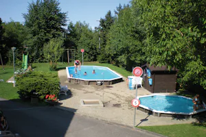 Camping Waldhort - Spielplatz und Pool vom Campingplatz zwischen Bäumen