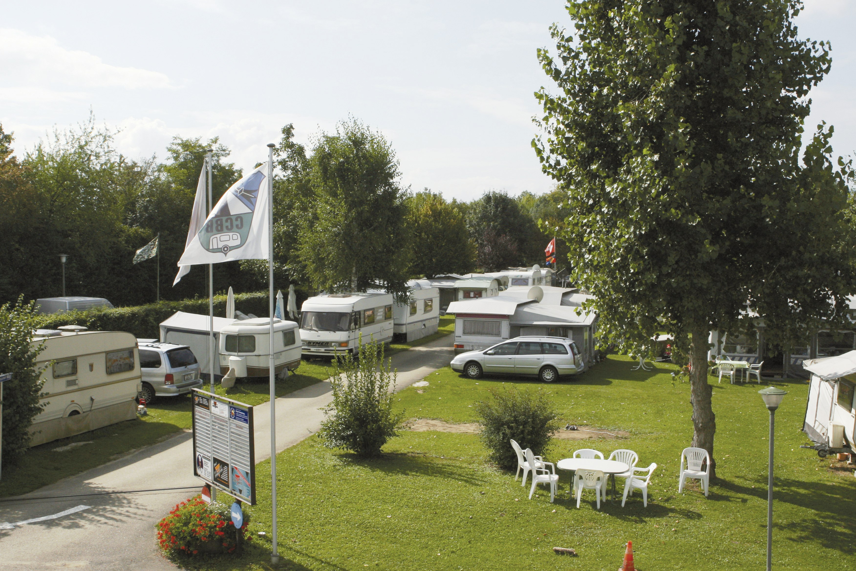 Camping Waldhort  - Einfahrt vom Campingplatz zum Wohnwagen- und Zeltstellplatz