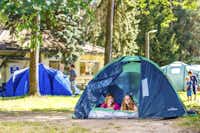 Camping Waldsee - Camperinnen im Zelt auf dem Zeltplatz vom Campingplatz