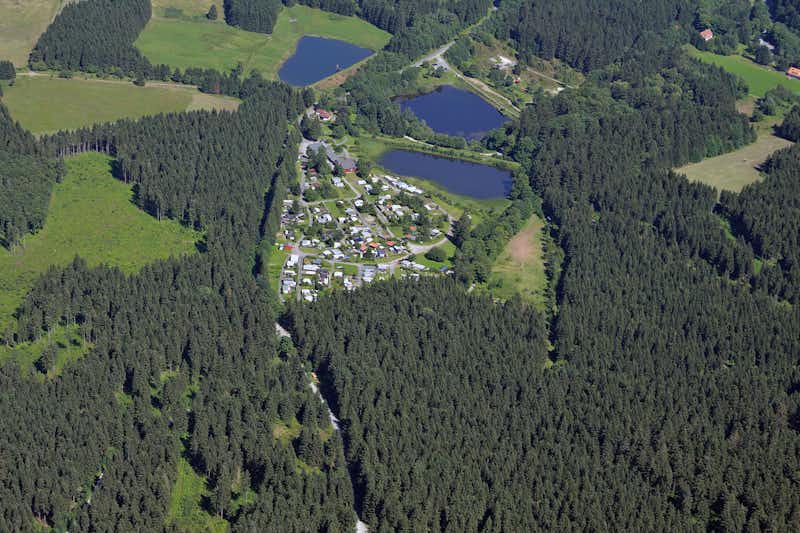 Camping Waldweben - Übersicht auf das gesamte Campingplatz Gelände und See