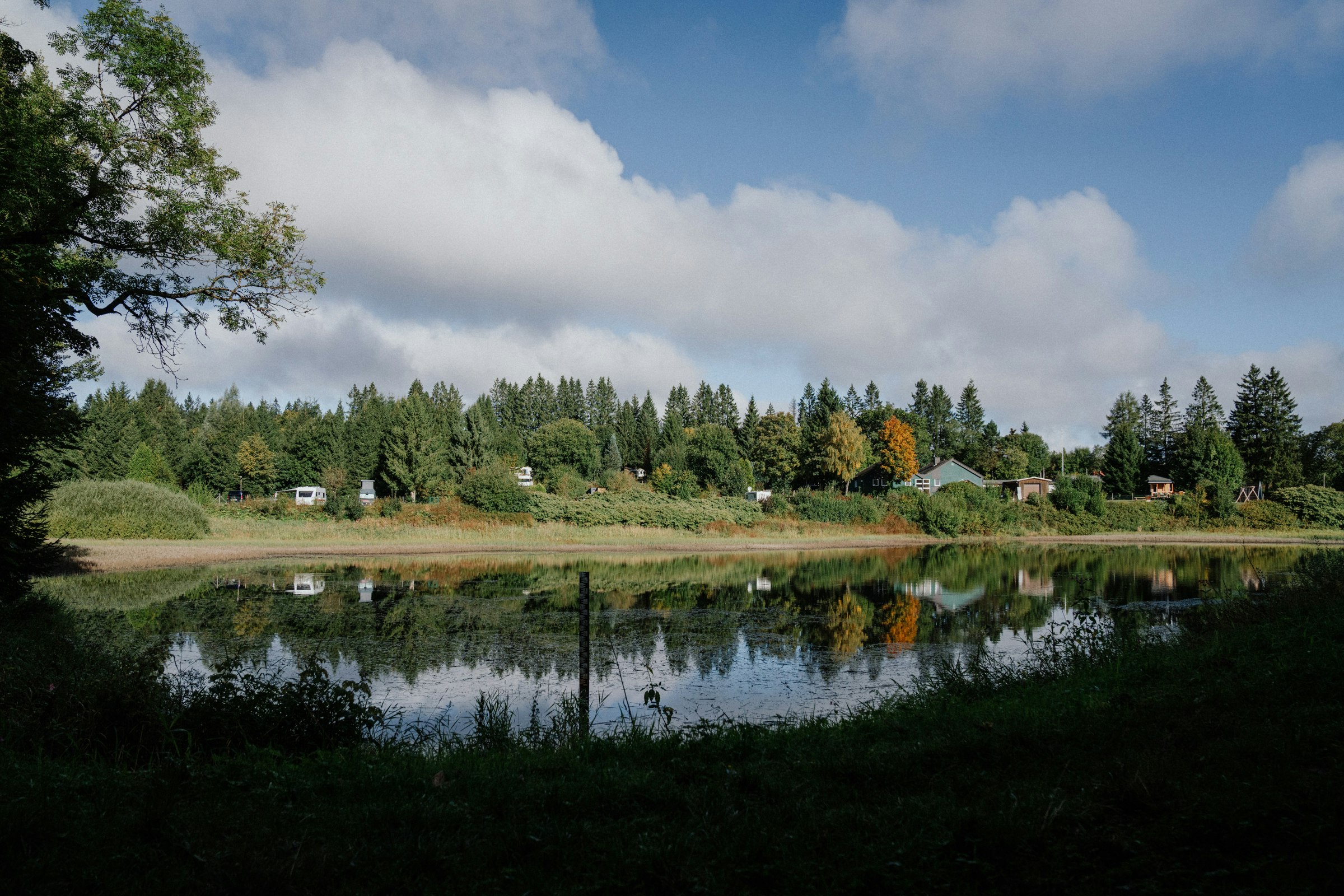 Wildwood Camping Harz - Blick auf den Fluss und die Standplätze am anderen Ufer