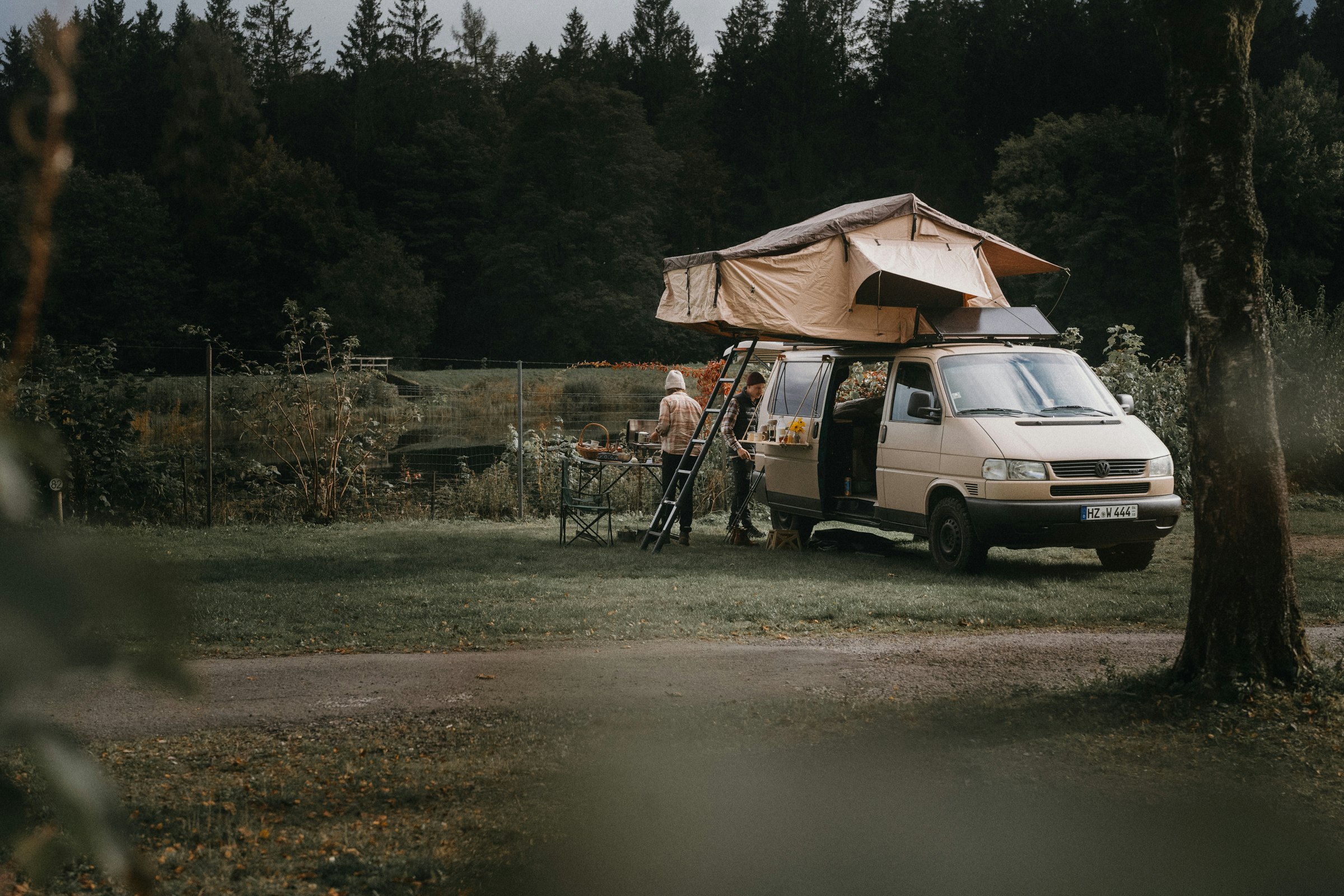 Wildwood Camping Harz  Camping Waldweben - Van auf einem Standplatz auf dem Campingplatz