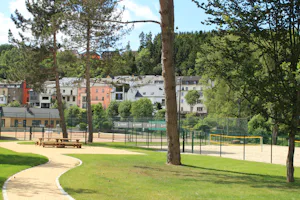 Camping Troisvierges - Beachvolleyballfeld und Tennisplätze beim Campingplatz