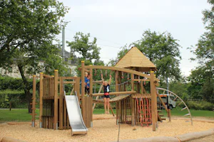 Camping Troisvierges - Campinganlage mit Spielplatz und Rutsche