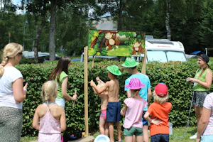 Camping Troisvierges - Spielende Kindern im Gras--