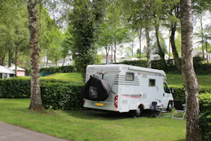 Camping Troisvierges - Wohnwagenstellplatz auf der Wiese der Campingplatzanlage