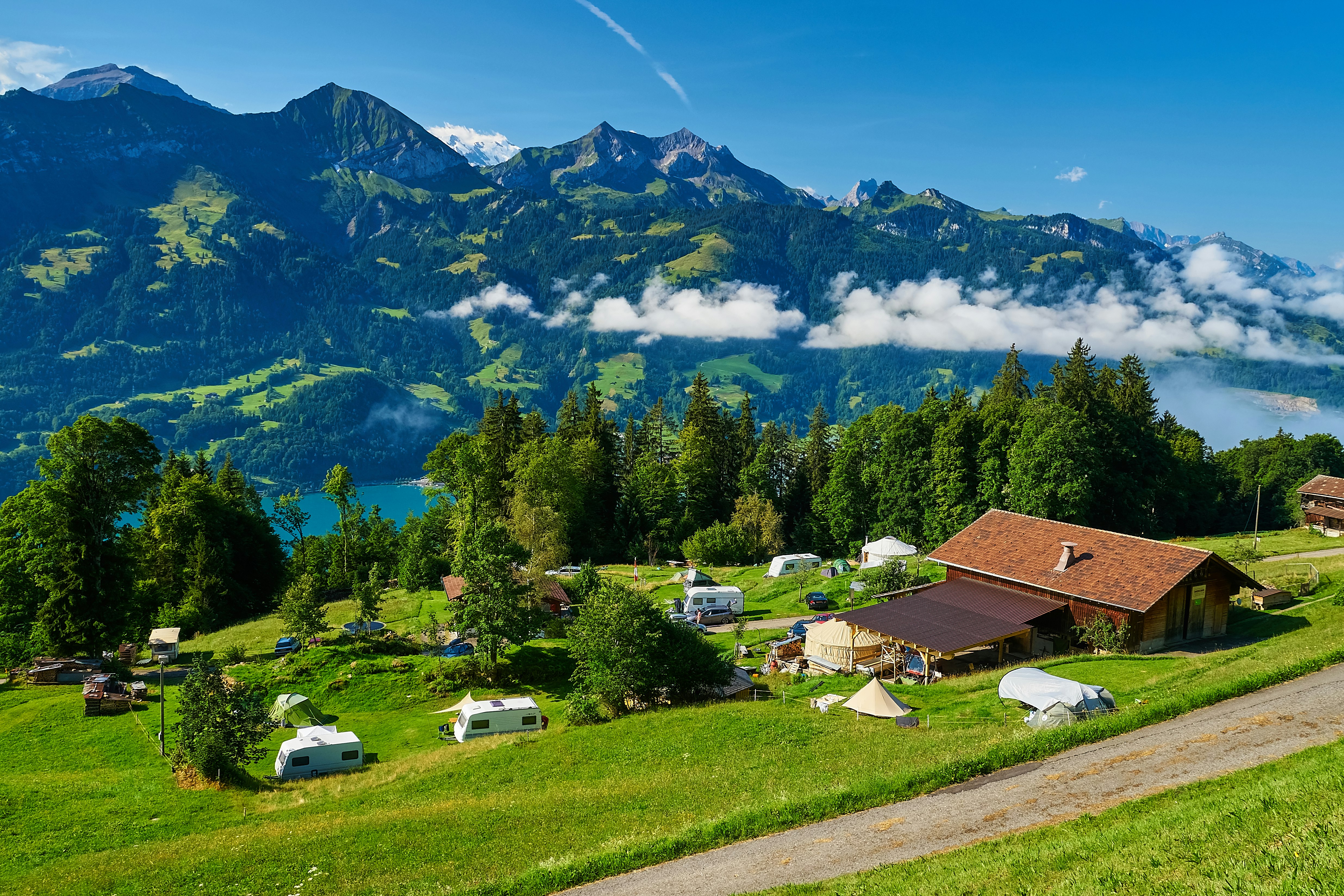 Camping Wang  -  Luftaufnahme vom Campingplatz mit Blick auf die Alpen und den Thuner See