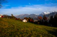 Camping Wang  -  Mobilheim vom Campingplatz auf einer Wiese und Blick auf die Alpen