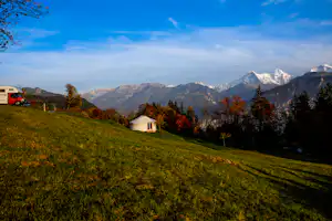 Camping Wang - Mobilheim vom Campingplatz auf einer Wiese und Blick auf die Alpen