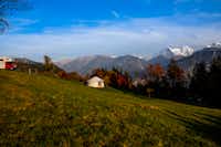 Camping Wang  -  Mobilheim vom Campingplatz auf einer Wiese und Blick auf die Alpen