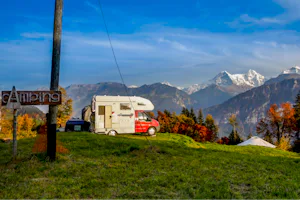 Camping Wang - Wohnwagenstellplatz vom Campingplatz mit Blick auf die Alpen